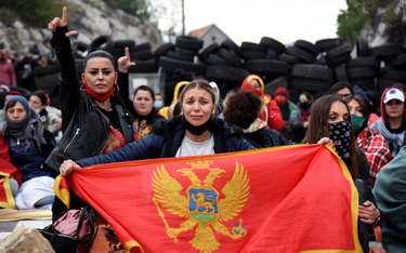 Na drodze do Cetynii antyserbscy manifestanci, a za nimi zapora z opon