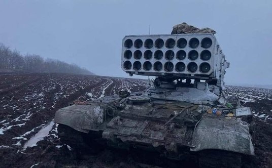 TOS-1 to samobieżny rakietowy miotacz ognia. Sprawdza się m.in. podczas niszczenia budynków i umocni