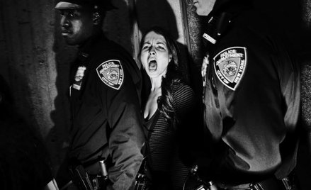 Zdjęcie roku. Nowy Jork, czerwiec 2010. Po zablokowaniu manifestacji na Wall Street przeniosła się o
