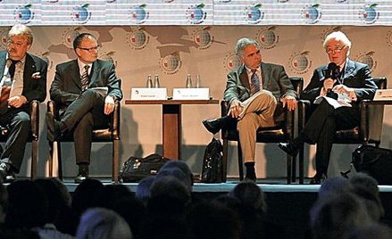 Sesję plenarną „Zysk, czy odpowiedzialność? Biznes i polityka w czasach kryzysu” otworzył redaktor n