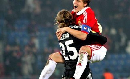 Piłkarz Wisły Kraków Cezary Wilk (P) cieszy się z bramkarzem Sergei'em Pareiko (L)