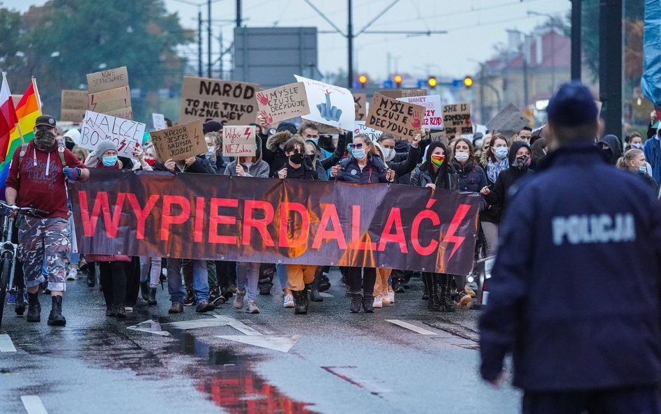 Język jest jedną z najbardziej uchwytnych manifestacji tego, co odczuwamy. Na zdjęciu protest po wyr