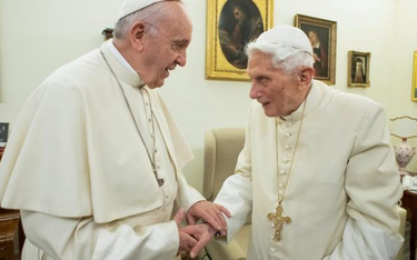 Franciszek spotyka regularnie Benedykta XVI w apartamentach i ogrodach watykańskich. Mieszkają blisk