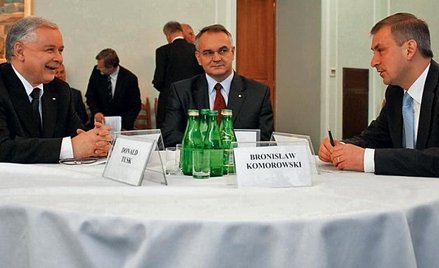 Szef SLD Grzegorz Napieralski (z prawej) do dyskusji o służbie zdrowia zaprosił Waldemara Pawlaka (w