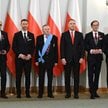 Prezydent RP Karol Nawrocki (3P) oraz odznaczeni Krzyżem Kawalerskim Orderu Odrodzenia Polski aktor 