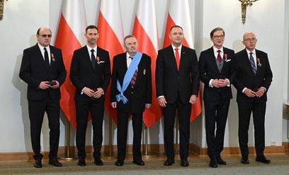 Prezydent RP Karol Nawrocki (3P) oraz odznaczeni Krzyżem Kawalerskim Orderu Odrodzenia Polski aktor 