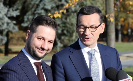 Patryk Jaki (z lewej) ostro zaatakował byłego premiera Mateusza Morawieckiego.