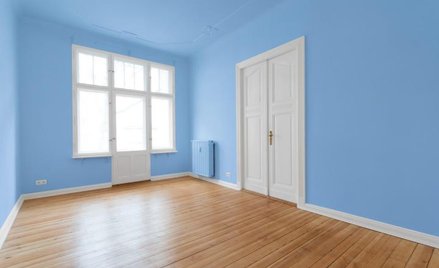 Klienci kupują zniszczone mieszkania, by potem, już odnowione, sprzedać je z zyskiem.