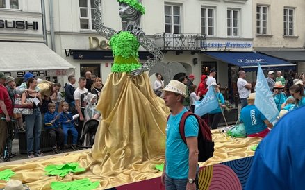 Syrenki na platformach przejechały z ronda de Gaulle'a na pl. Zamkowy