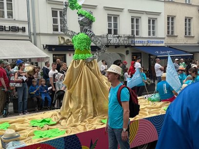Syrenki na platformach przejechały z ronda de Gaulle'a na pl. Zamkowy