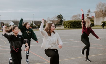 „Challenge” taneczne stały się jednym z trendów, dzięki któremu Tiktok błyskawicznie zyskuje popular