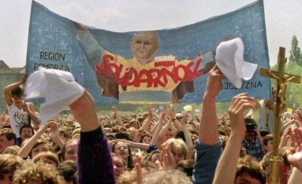 Wybór Jana Pawła II na papieża dał Polakom nadzieję na zmiany. Na zdjęciu wierni podczas mszy w Szcz