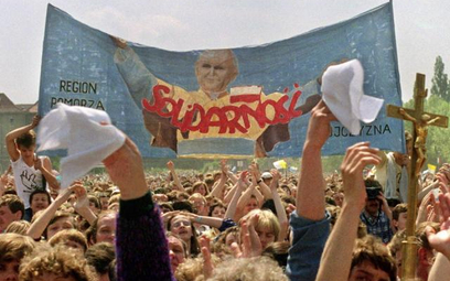 Wybór Jana Pawła II na papieża dał Polakom nadzieję na zmiany. Na zdjęciu wierni podczas mszy w Szcz