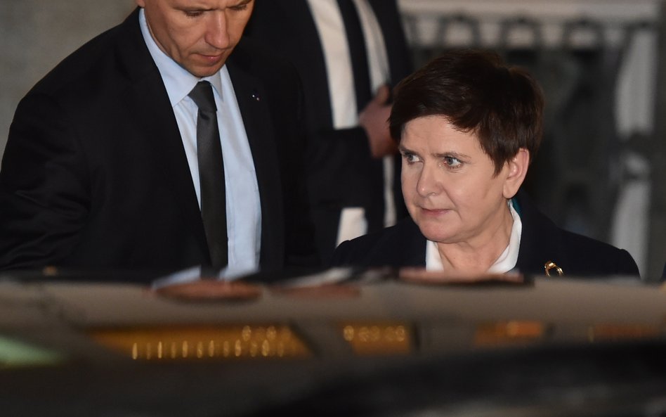 Beata Szydło wychodzi z Prokuratury Okręgowej w Krakowie