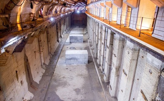 Wnętrze suchego doku, w który eksponowany będzie okręt podwodny SS-49