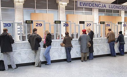 Z ustawy o ewidencji ludności wynika, że obowiązek meldunkowy ciąży na osobie opuszczającej miejsce 