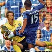 Po starciu z Florentem Maloudą bramkarz Manchesteru Edwin van der Sar musiał opuścić boisko
