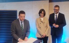 Rafał Trzaskawski, Małgorzata Winiarek i Jan Ołdakowski podpisują umowę rozbudowy Muzeum Powstania W