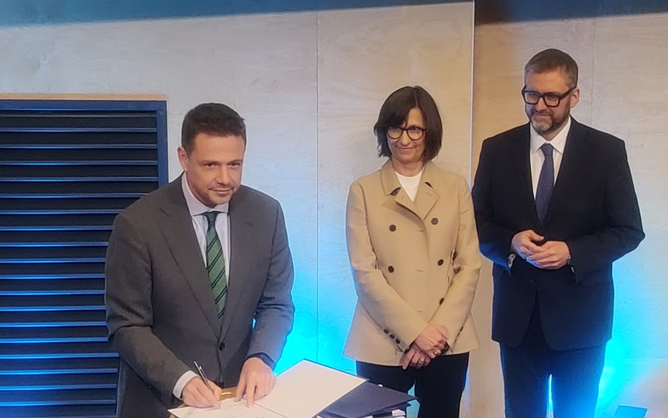 Rafał Trzaskawski, Małgorzata Winiarek i Jan Ołdakowski podpisują umowę rozbudowy Muzeum Powstania W