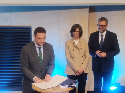 Rafał Trzaskawski, Małgorzata Winiarek i Jan Ołdakowski podpisują umowę rozbudowy Muzeum Powstania W