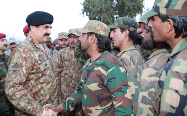 Szef sztabu armii pakistańskiej gen. Rahil Szarif wizytuje żołnierzy walczących z talibami w Waziris