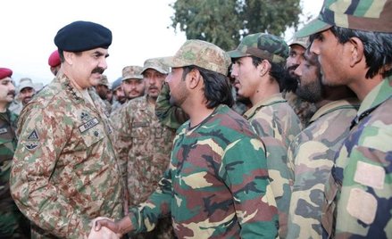 Szef sztabu armii pakistańskiej gen. Rahil Szarif wizytuje żołnierzy walczących z talibami w Waziris