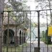 Rezydencja Julisin - za bramą widać płachtę zasłaniającą miejsce roziórki zabytku. Zdjęcie z 2008 r.