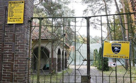 Rezydencja Julisin - za bramą widać płachtę zasłaniającą miejsce roziórki zabytku. Zdjęcie z 2008 r.