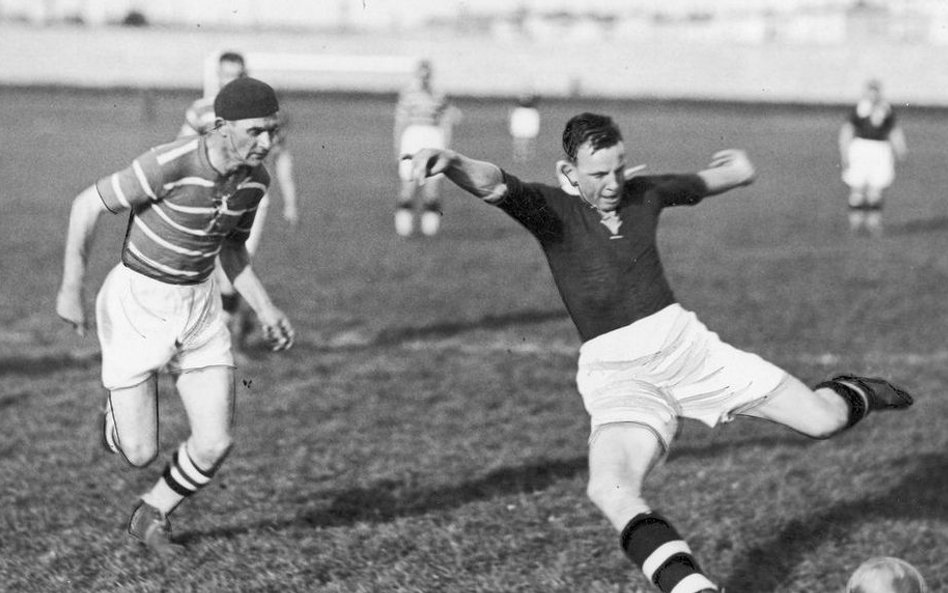 Ernest Wilimowski strzela bramkę dla Ruchu podczas meczu Ruch Hajduki Wielkie – Dąb Katowice w Hajdu