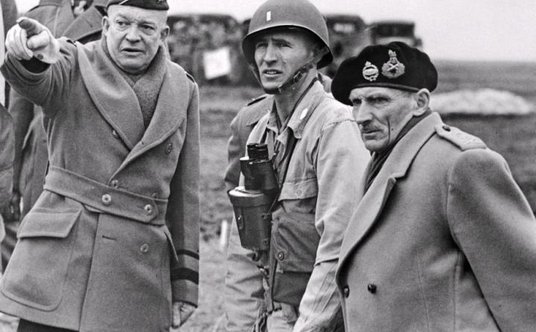 Generał Dwight Eisenhower w rozmowie z marszałkiem Bernardem Montgomerym podczas inspekcji wojskowej