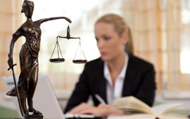 Nierówne wymagania dla kobiet i mężczyzn na kierowniczych stanowiskach firm prawniczych