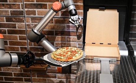 Robot „Pazzi” przygotowuje pizzę w restauracji w Paryżu. Maszyna została opracowana przez francuski 