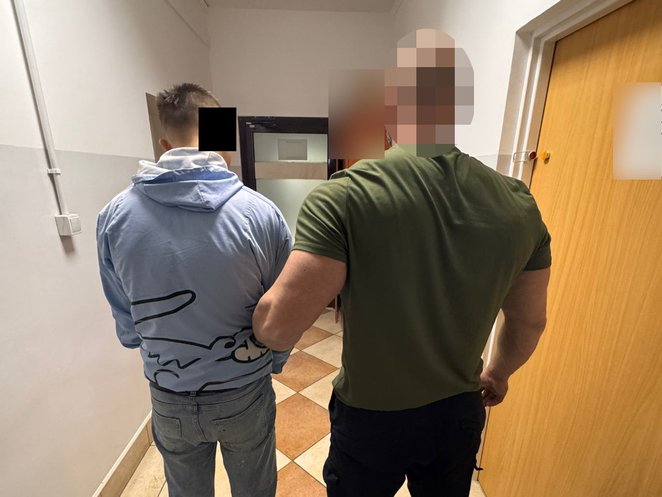 Pierwszych dwóch sprawców w wieku 15 i 17 lat namierzono w jednym z mieszkań w centrum Warszawy.
