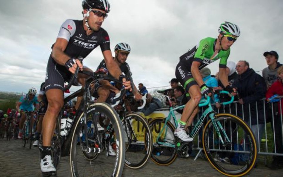 Szwajcar Fabian Cancellara (z lewej) i Belg Tom Boonen na trasie wyścigu Dookoła Flandrii w roku ubi