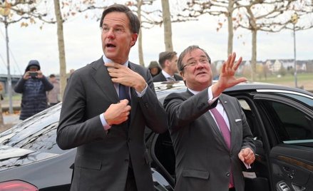 Mark Rutte (z lewej) z szefem rządu Nadrenii Północnej-Westfalii Arminem Laschetem