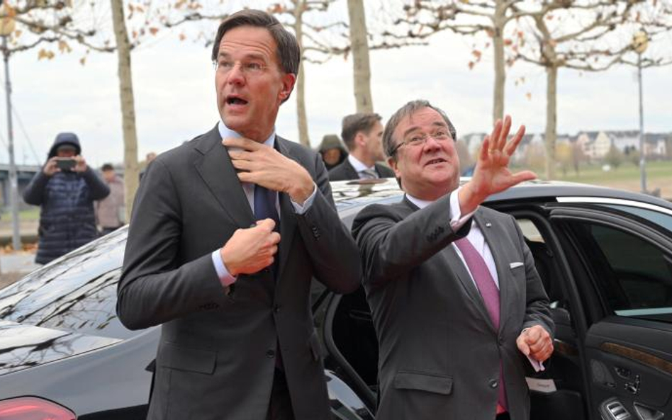 Mark Rutte (z lewej) z szefem rządu Nadrenii Północnej-Westfalii Arminem Laschetem