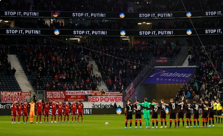 Sobotni mecz Bundesligi Eintracht – Bayern. Robert Lewandowski wyszedł na boisko w dwóch opaskach: k
