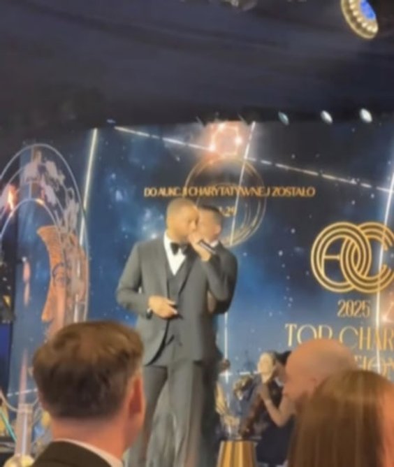 Tomasz Chróstny stoi tyłem