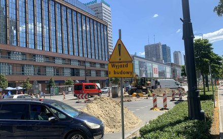 Znaki informacyjne i sprzęt budowlany