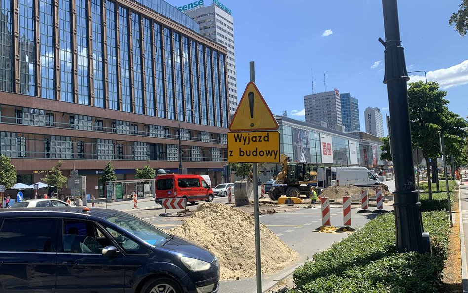 Znaki informacyjne i sprzęt budowlany