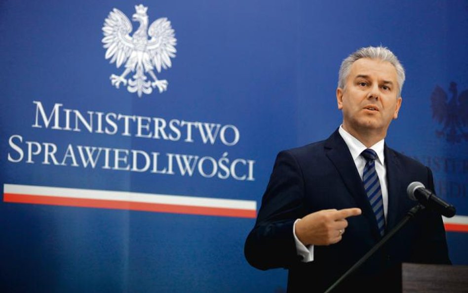 Akta sprawy: prawo ministra sprawiedliwości nie powinno wejść w życie