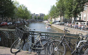 Amsterdam dyscyplinuje niesfornych turystów. Uderza ich po kieszeni