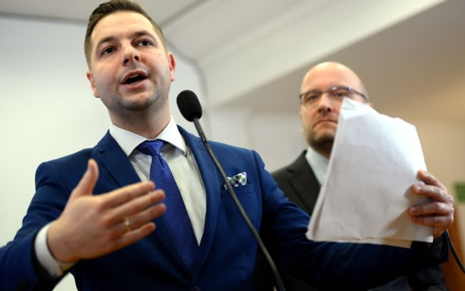 Wiceminister sprawiedliwości, przewodniczący komisji weryfikacyjnej Patryk Jaki (front) oraz dyrekto