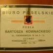 Podpalona tabliczka na biurze Bartosza Kownackiego