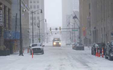 Burza śnieżna w USA: Zginęło co najmniej 37 osób. Ciała znalezione w zaspach i samochodach