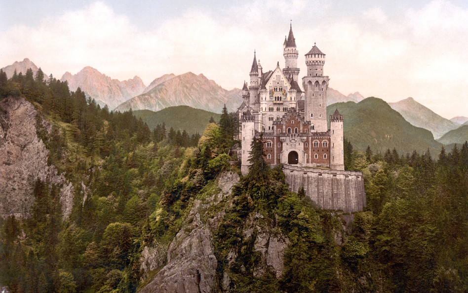 Zamek Neuschwanstein do dziś zachwyca strzelistością i bielą ścian na tle skalistych Alp. Jego piękn