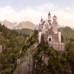 Zamek Neuschwanstein do dziś zachwyca strzelistością i bielą ścian na tle skalistych Alp. Jego piękn