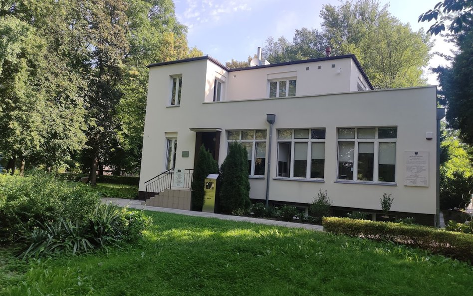 Uczestnicy nocnego spaceru przejdą przez ciemny i spokojny ogród zoo, by następnie wejść do Willi Ża