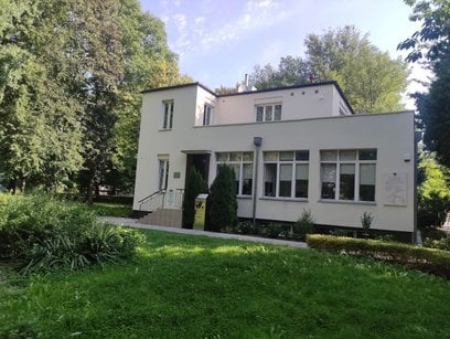 Uczestnicy nocnego spaceru przejdą przez ciemny i spokojny ogród zoo, by następnie wejść do Willi Ża