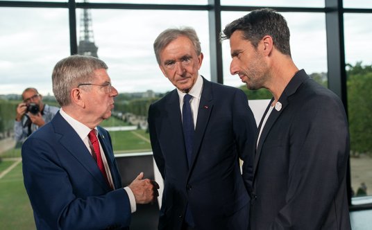 Thomas Bach, prezydent MKOl, Bernard Arnault, prezes koncernu LVMH i Tony Estanguet, prezes komietet